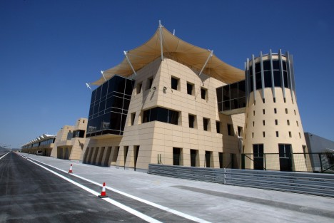 Pitten - og den meget markante hovedbygning - det arabiske islæt er bestemt at finde på banen
(Foto: Bahrain International Circuit)